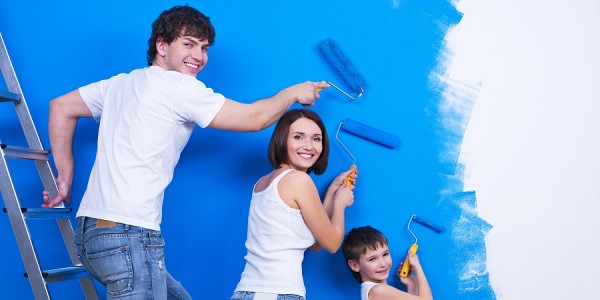 Familia pintando su casa nueva