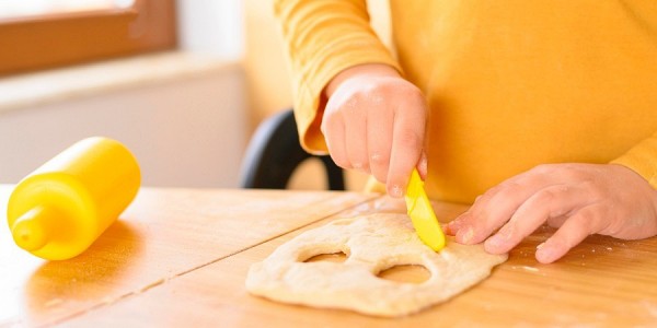 Niño cocinando en su departamento nuevo