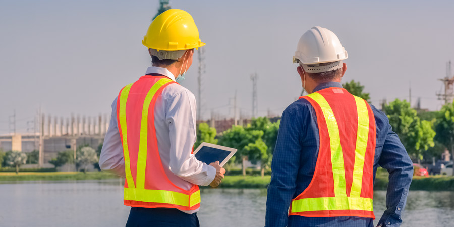 Dos ingenieros trabajando en la creación de proyectos financiados con Bonos Verdes 