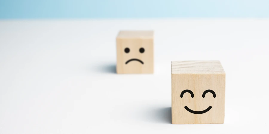 Comercio experiencial: Dados con caras sonriente y triste