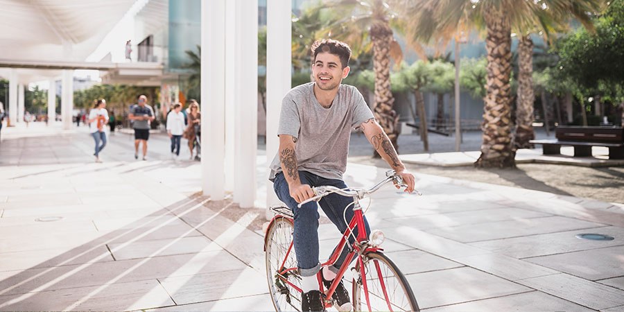 Chico en bicicleta en lo que podría ser una ciudad de 15 minutos