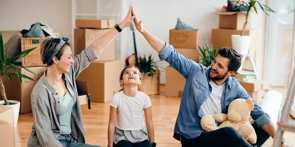 Estrena casa: Padres haciendo con sus brazos una "casita" para hija