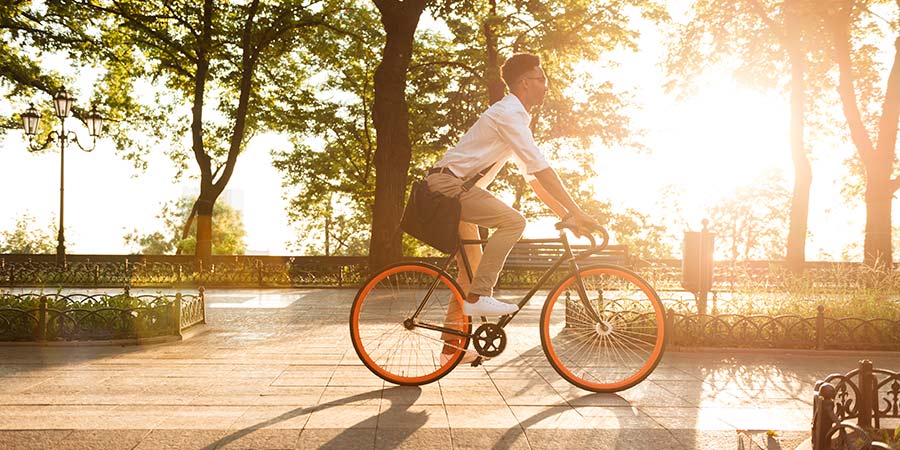 Hombre trasladándose en bicicleta