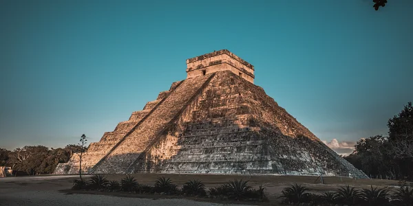 Templo Kukulkán en la ciudad de Chichén Itzá: Razones para comprar vivienda en la Riviera Maya