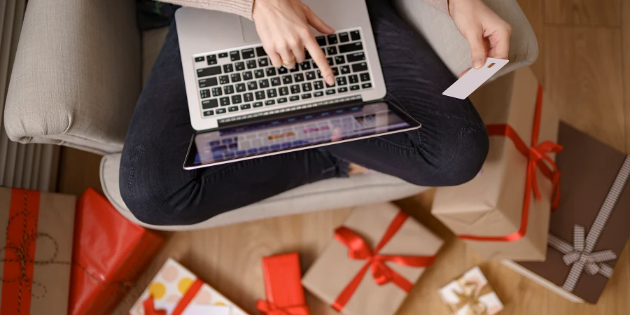 Mujer haciendo compras de Navidad