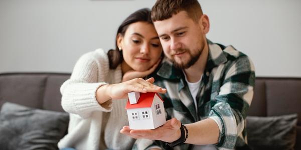 Pareja analizando comprar casa nueva