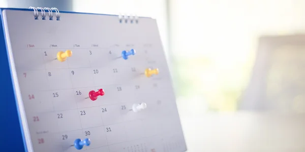 Calendario con chinchetas que muestran fechas que pudieran aplicar para la Inscripción Continua Fovissste